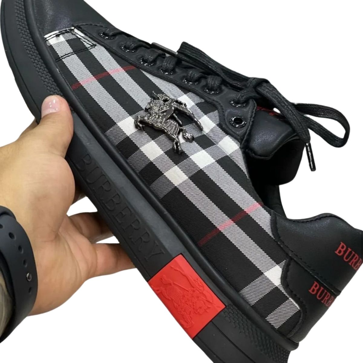 COMPRAR Tenis Burberry Hombre Si estás buscando COMPRAR tenis Burberry hombre, has llegado al lugar correcto. En Onlineshoppingcenterg, tenemos una selección exclusiva de zapatos Burberry para hombre, desde sneakers clásicos hasta ediciones limitadas. Aquí te ayudamos a elegir el mejor par según tu estilo y presupuesto.  ¿ Tenis Burberry Hombre? Los tenis Burberry hombre son sinónimo de elegancia, calidad y distinción. Fabricados con materiales premium como cuero italiano y detalles icónicos como el estampado Burberry Check, estos sneakers son una inversión en estilo duradero.  Modelos Más Populares de Zapatos Burberry Hombre Burberry Sneakers Hombre (White & Black) – Ideales para looks casuales y sofisticados.  Tenis Burberry Caballero con Detalles en Cuero – Perfectos para ocasiones formales.  Zapatillas Burberry Hombre Edición Limitada – Diseños exclusivos para coleccionistas.  Burberry Deportivos Hombre – Comodidad y estilo para el día a día.   ¿Los tenis Burberry hombre son cómodos? ¡Sí! Los Burberry sneakers hombre están diseñados para combinar estilo y confort, con suelas amortiguadas y plantillas ergonómicas.  ¿Cómo cuidar mis tenis Burberry hombre? Mantenimiento básico:  Limpiar con paño suave y jabón neutro.  Evitar agua en exceso (especialmente en modelos de cuero).  Guardar en bolsa de tela para evitar polvo.  ¿Los tenis Burberry hombre son resistentes al agua? Depende del modelo:  Algunos tienen tratamiento repelente al agua (especialmente los de cuero).  No son impermeables, pero resisten salpicaduras.  ¿Cómo elegir la talla correcta en tenis Burberry? Recomendaciones:  Los tenis Burberry suelen ajustarse a la talla real (no varían mucho).  Si tienes dudas, consulta nuestra guía de tallas en la página del producto.  ¿Qué colores están disponibles en tenis Burberry hombre? Los tonos más populares:  Blanco (ideal para looks minimalistas).  Negro (versátil y elegante).  Beige y café (con el icónico estampado Burberry Check).  ¿Los tenis Burberry hombre son aptos para uso diario? Sí, están diseñados para combinar estilo y comodidad, perfectos para el día a día, oficina o salidas casuales.  ¿Qué tipo de suela tienen los tenis Burberry? Suelas de goma con buen agarre. Amortiguación ligera para mayor confort al caminar.  ¿Cómo combinar tenis Burberry hombre con mi outfit? Ideas de estilo:  Con jeans y camisa (look casual elegante).  Con chinos y blazer (estilo smart casual).  Con ropa deportiva (para un toque urbano).  ¿Qué diferencia a los tenis Burberry de otras marcas de lujo? Detalles exclusivos:  Estampado Burberry Check (reconocible y clásico). Diseño británico sofisticado (menos llamativo que otras marcas). Calidad premium en materiales y costuras.  Envíos a Todo Colombia, España, México y Estados Unidos En ONLINESHOPPINGCENTERG somos expertos en tenis Burberry hombre y te ofrecemos envíos rápidos y seguros a Colombia (Chocó, Atlántico, Magdalena, Antioquia, Valle del Cauca, Risaralda, Cesar, La Guajira, Bolívar, Córdoba, Casanare, Santander, Huila, Quindío, Caldas, Sucre, Norte de Santander, Nariño, Tolima), España, México y Estados Unidos.  En Colombia: Antioquia (Medellín): Envíos en 24-48 horas.  Valle del Cauca (Cali): Entrega express disponible.  Bogotá: Recibe tu pedido en menos de 24 horas.  Otras regiones (Chocó, Magdalena, Atlántico, Huila, etc.).  En España: Envíos a Madrid, Barcelona, Valencia y más.  En México: CDMX, Guadalajara, Monterrey y todo el país.  En Estados Unidos: Miami, Nueva York, Los Ángeles y más.